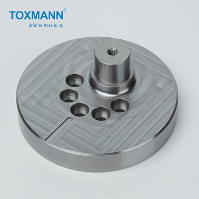 Multi peças de metal do CNC da cena
